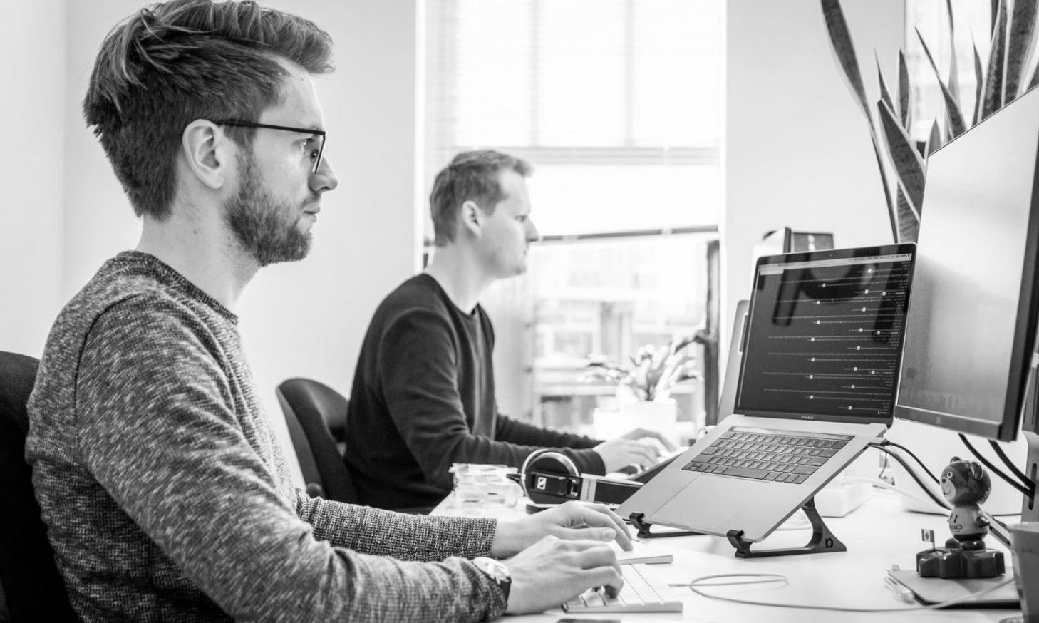 Especialista trabajando con modelos de proyección financiera