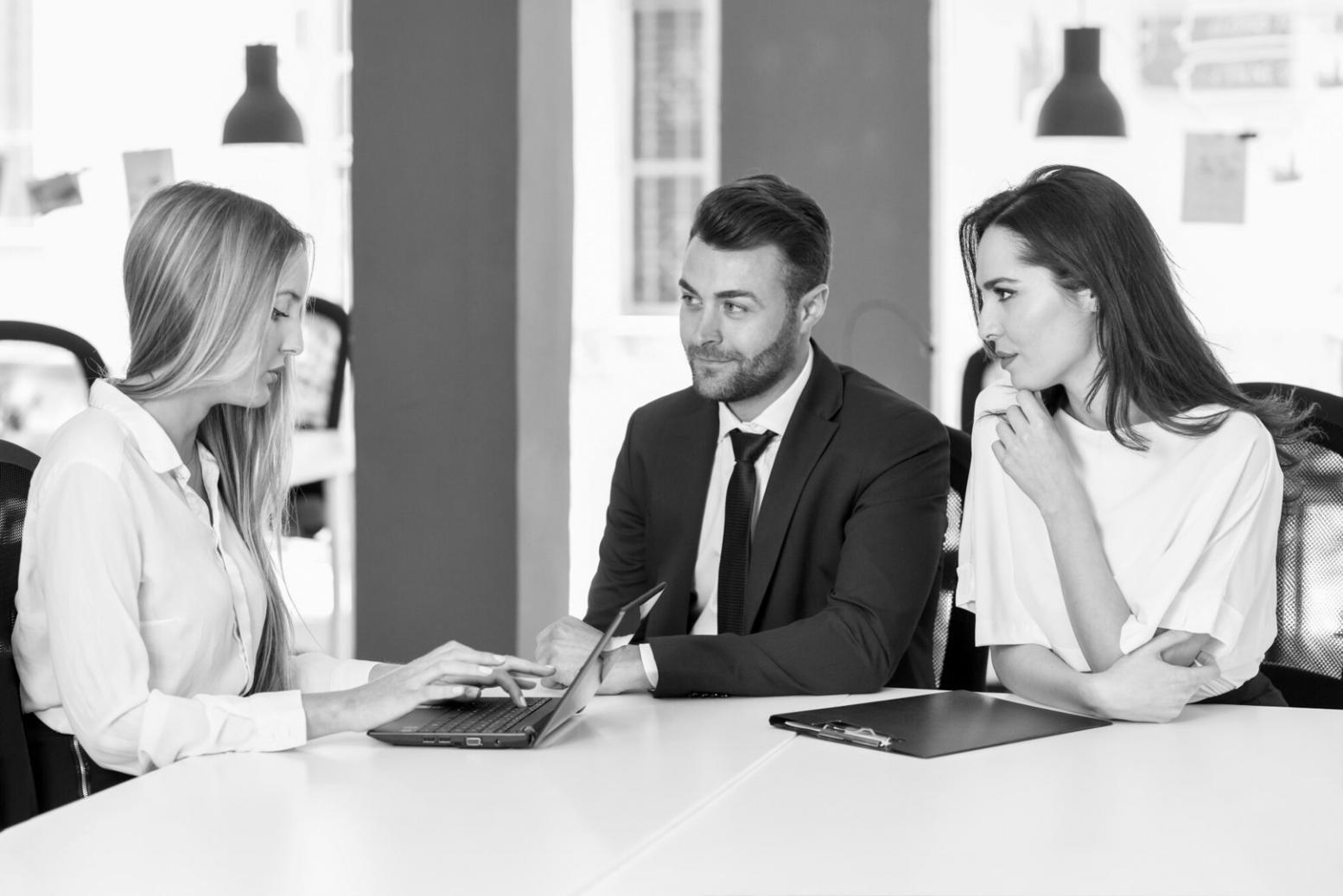 Análisis de datos financieros en pantalla moderna